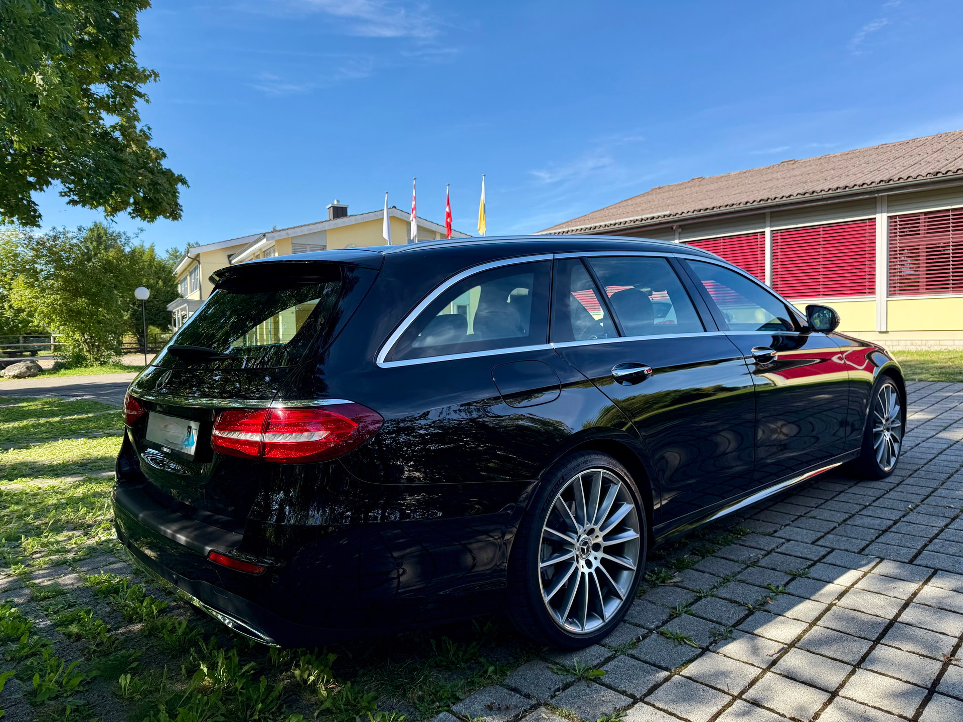 MERCEDES-BENZ E 220 d Swiss Star AMG Line 4matic-image-6