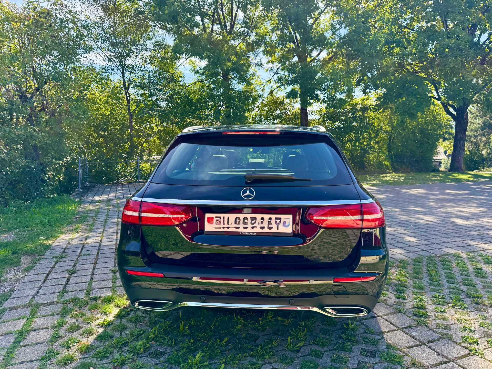 MERCEDES-BENZ E 220 d Swiss Star AMG Line 4matic-image-5