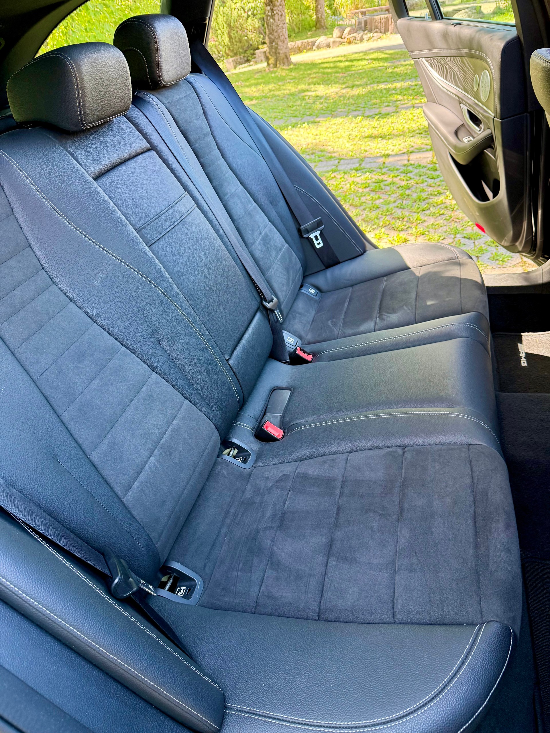 MERCEDES-BENZ E 220 d Swiss Star AMG Line 4matic-image-13