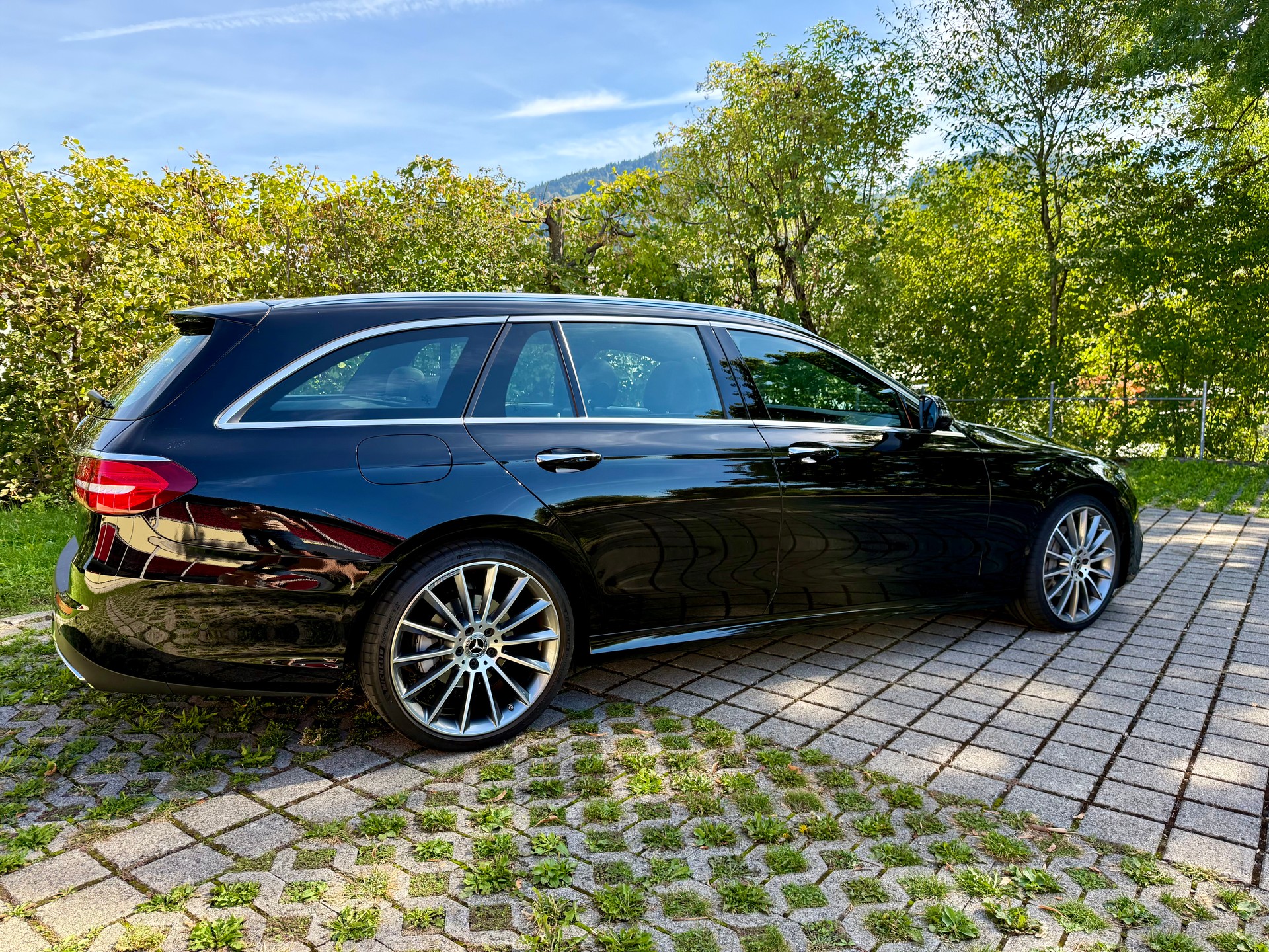 MERCEDES-BENZ E 220 d Swiss Star AMG Line 4matic-image-3