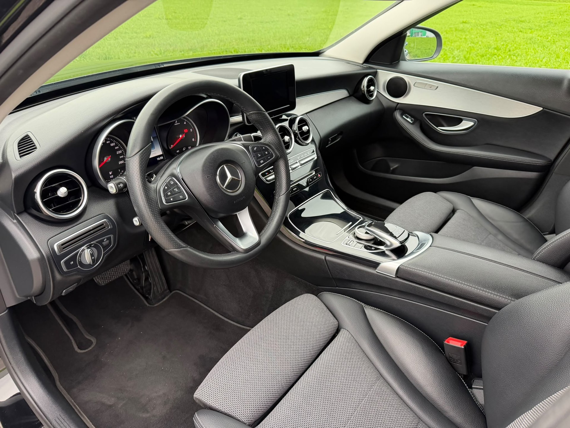 MERCEDES-BENZ C 250 d Swiss Star Avantgarde 4Matic 9G-Tronic-image-7