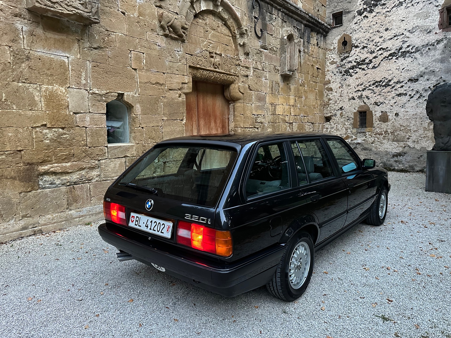BMW 320i Touring-image-5