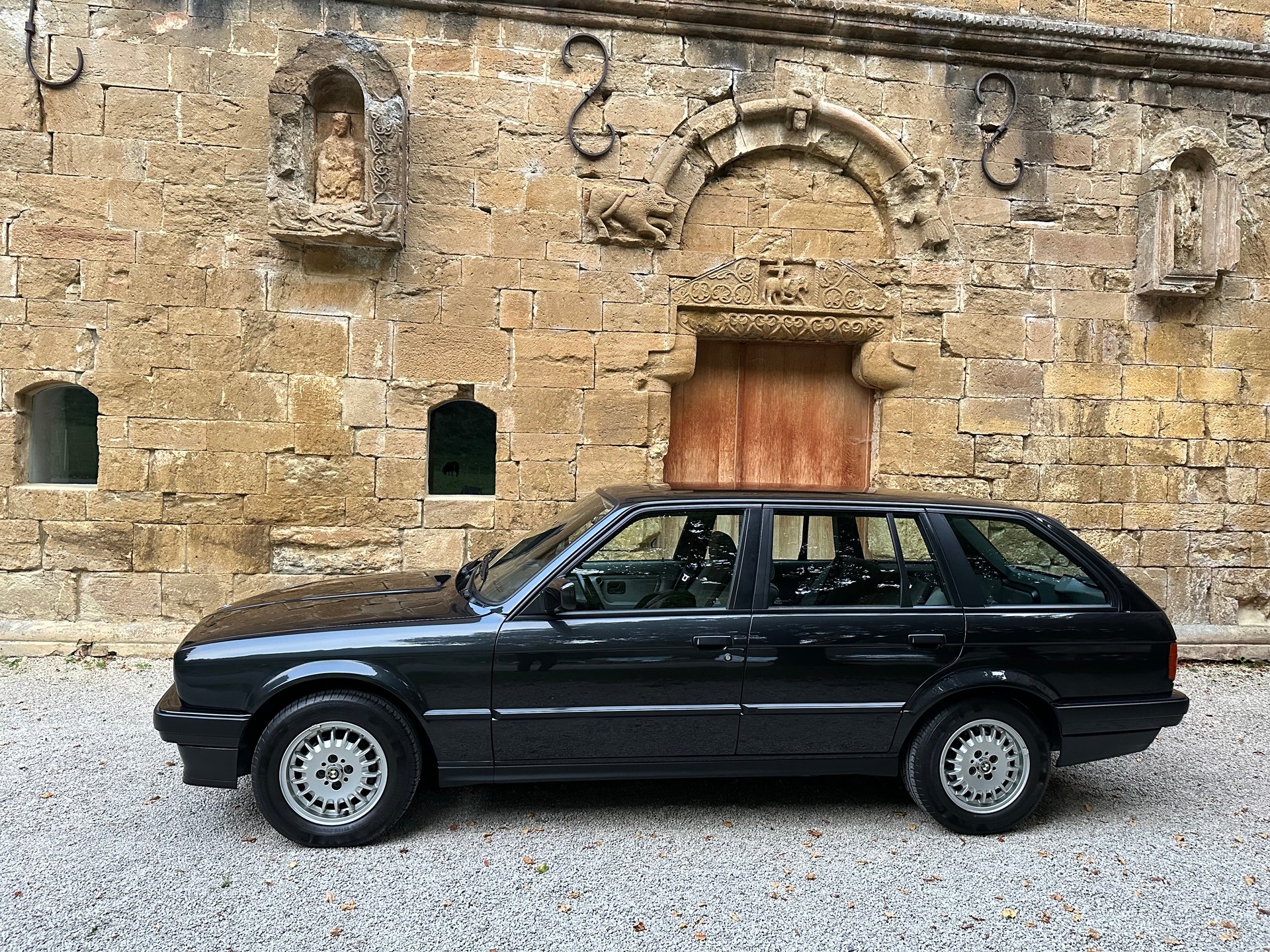 BMW 320i Touring-image-1