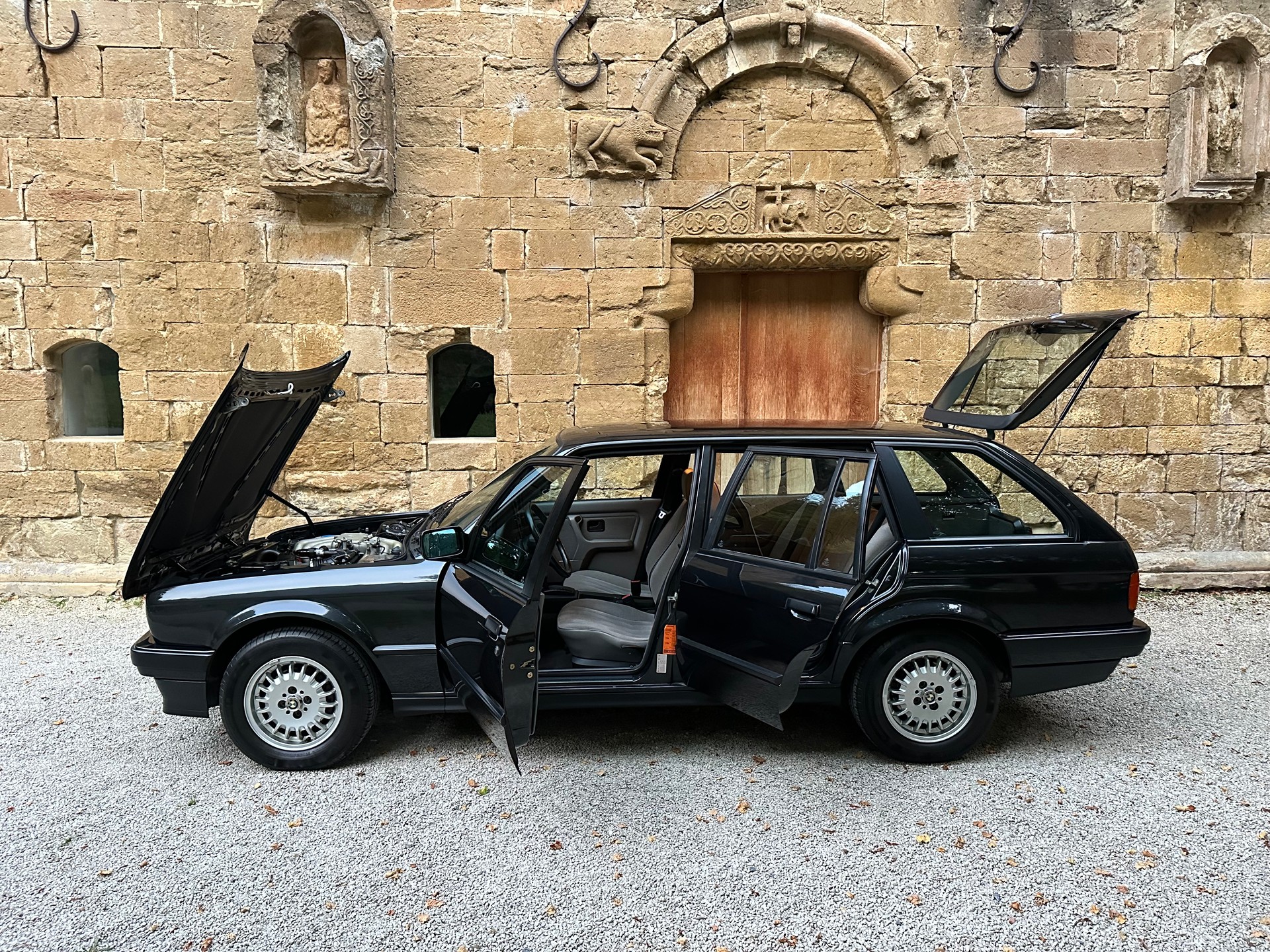 BMW 320i Touring-image-2