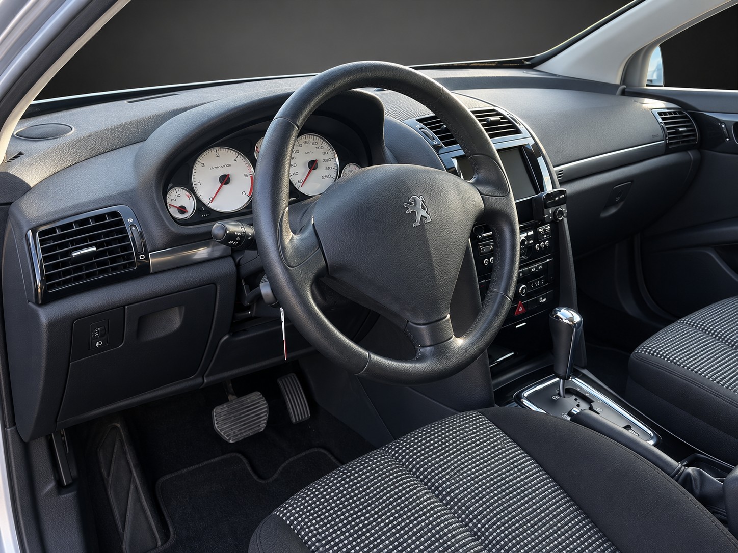 PEUGEOT 407 SW 2.0 HDI Dynamic Automatic-image-7