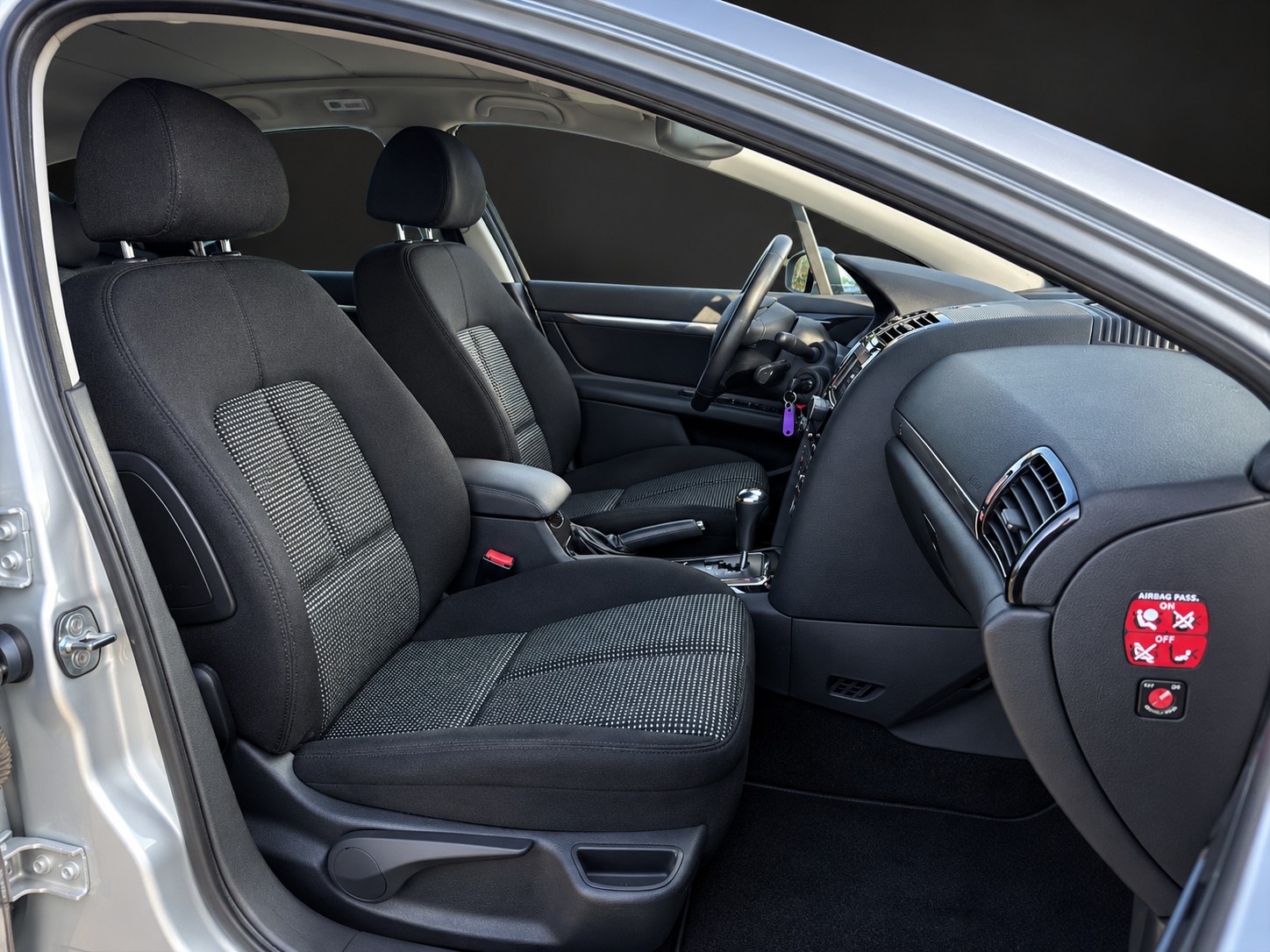 PEUGEOT 407 SW 2.0 HDI Dynamic Automatic-image-8
