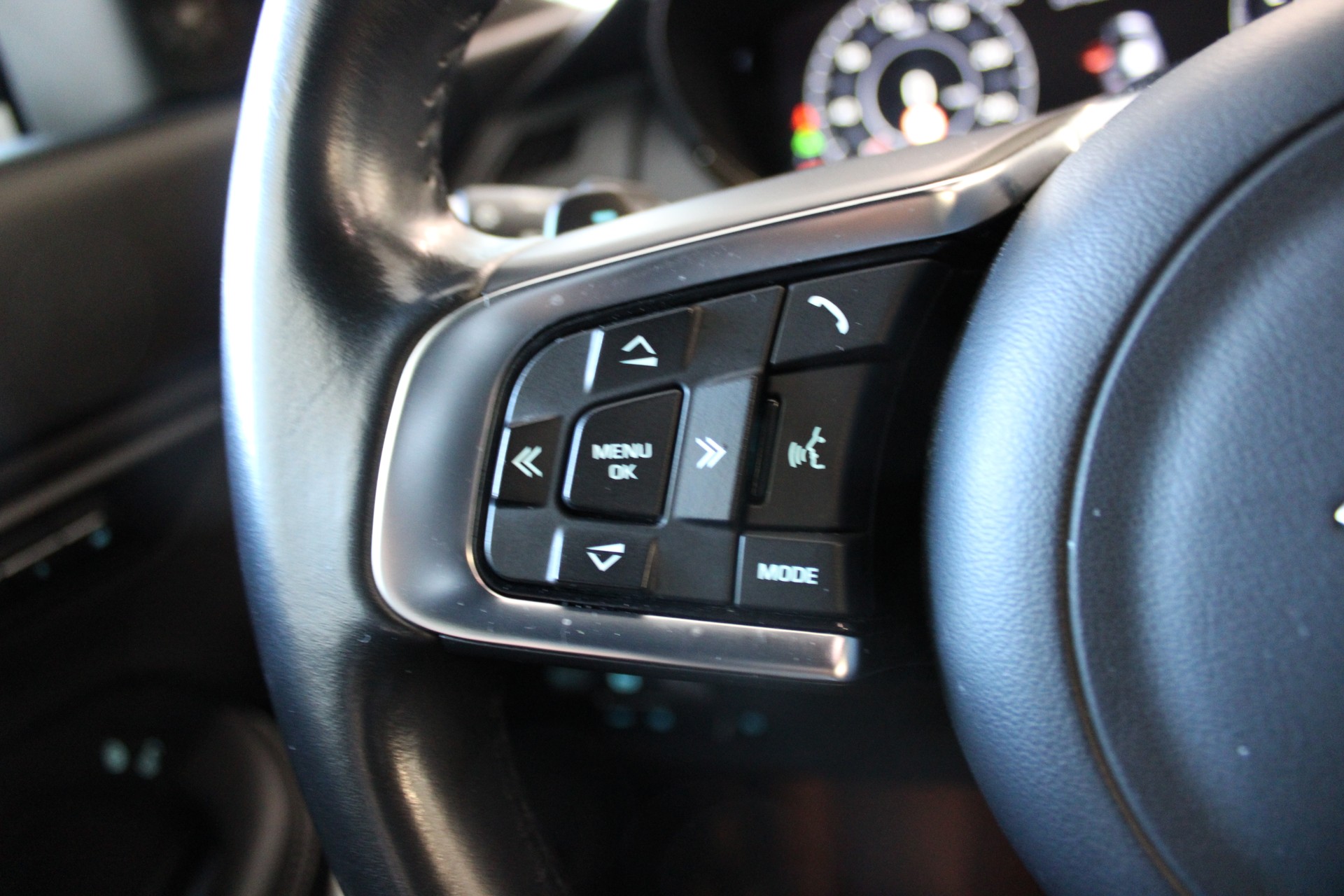 JAGUAR E-Pace 2.0 P300 SE AWD Automatik-image-11