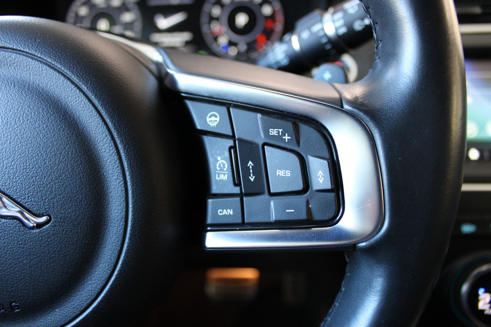 JAGUAR E-Pace 2.0 P300 SE AWD Automatik-image-10