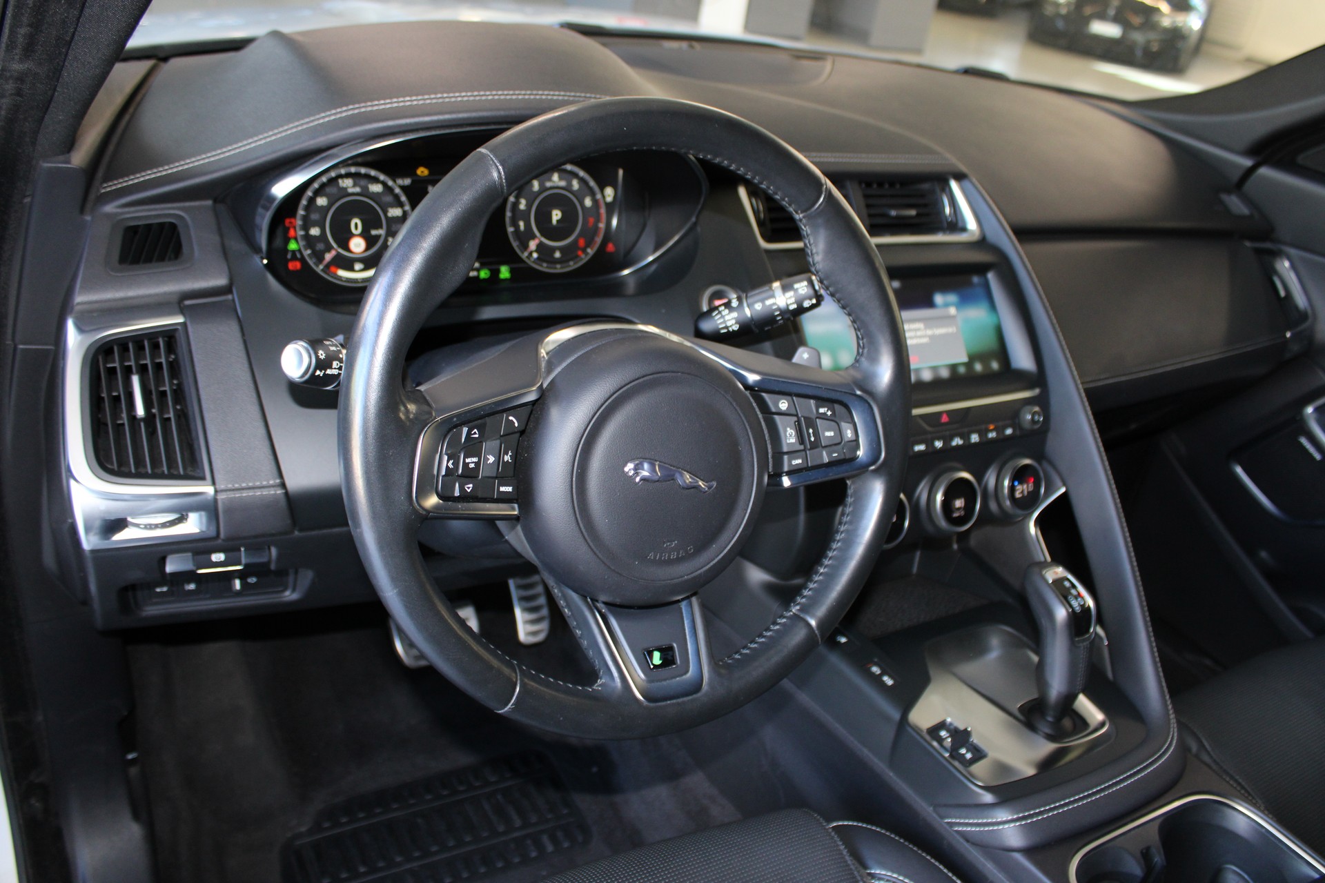 JAGUAR E-Pace 2.0 P300 SE AWD Automatik-image-8