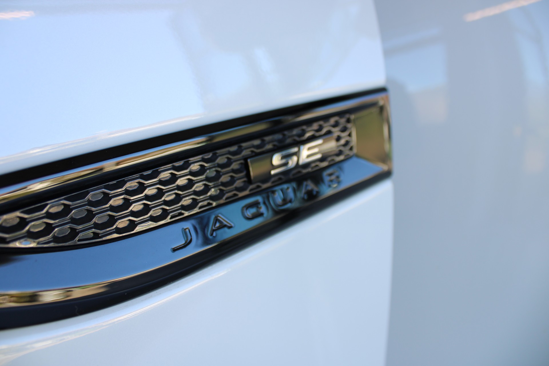 JAGUAR E-Pace 2.0 P300 SE AWD Automatik-image-28