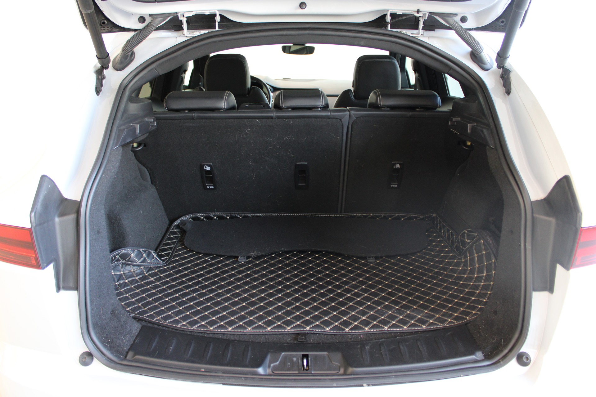 JAGUAR E-Pace 2.0 P300 SE AWD Automatik-image-29