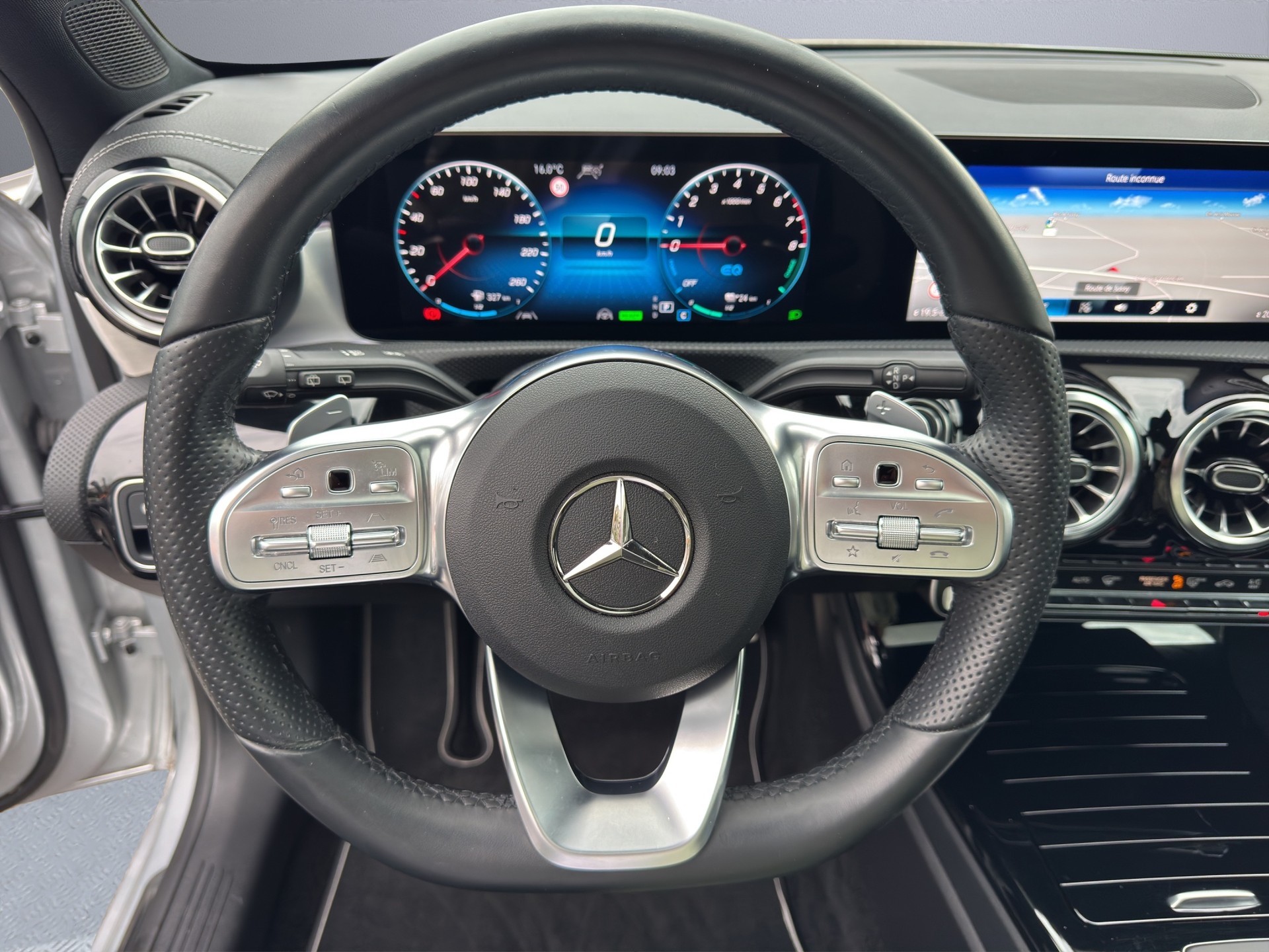MERCEDES-BENZ A 250e AMG Line 8G-DCT-image-10