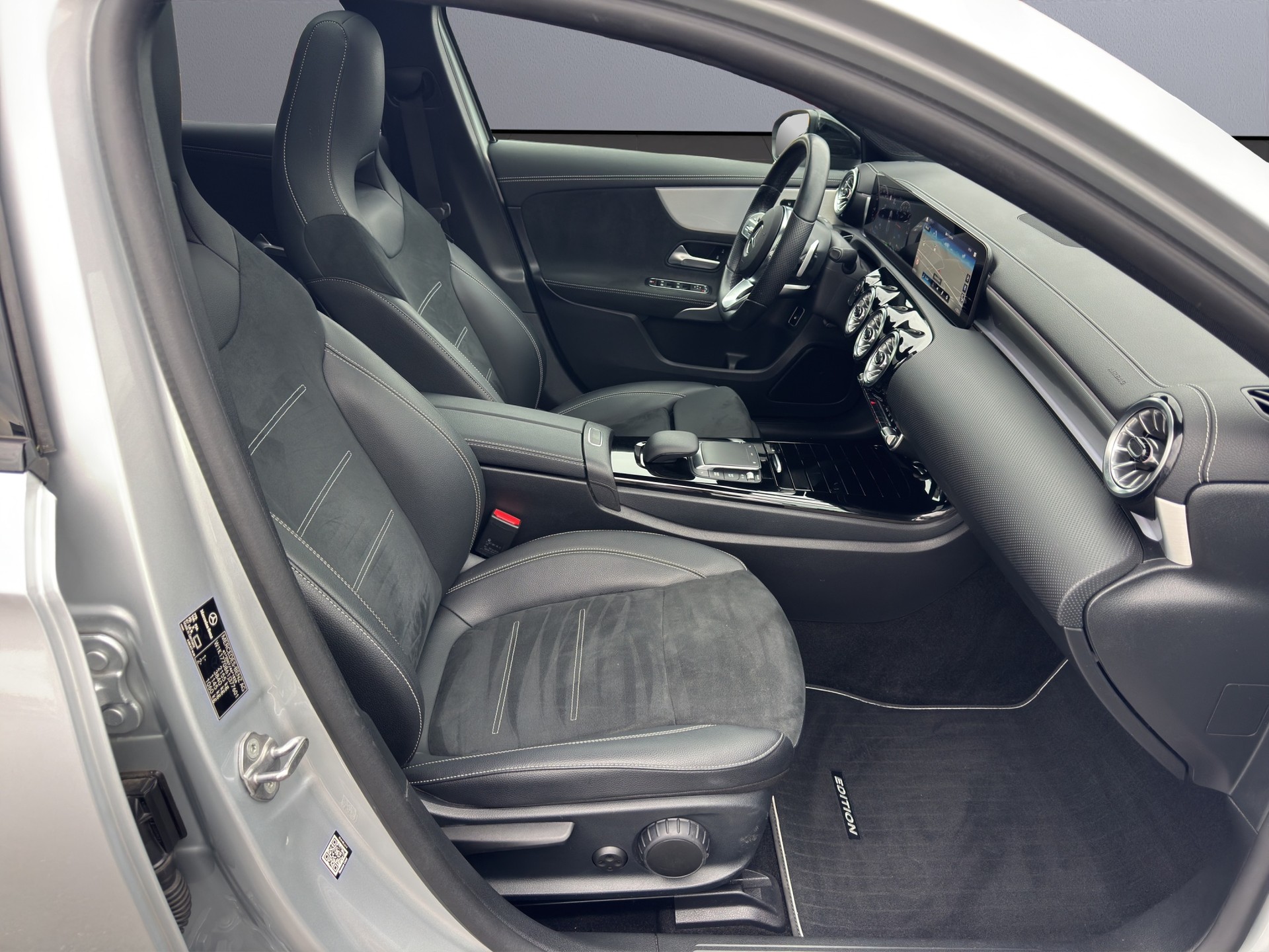 MERCEDES-BENZ A 250e AMG Line 8G-DCT-image-14