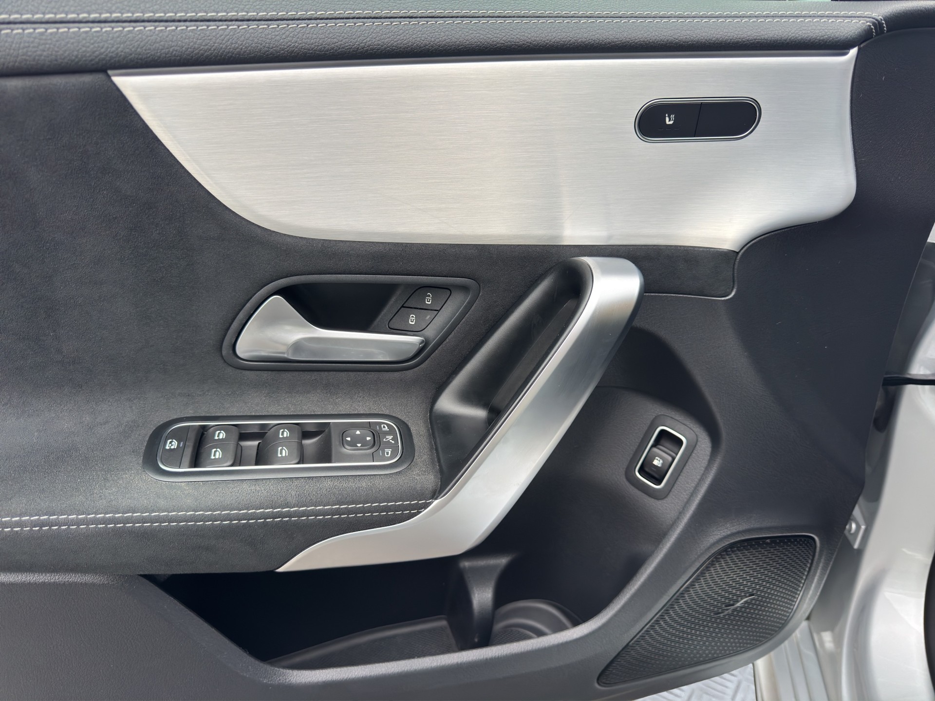 MERCEDES-BENZ A 250e AMG Line 8G-DCT-image-8