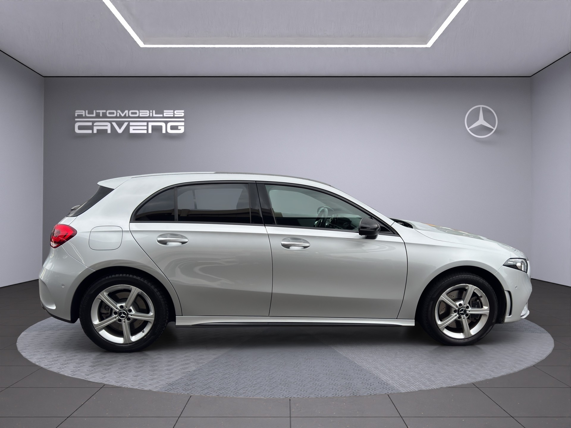 MERCEDES-BENZ A 250e AMG Line 8G-DCT-image-5