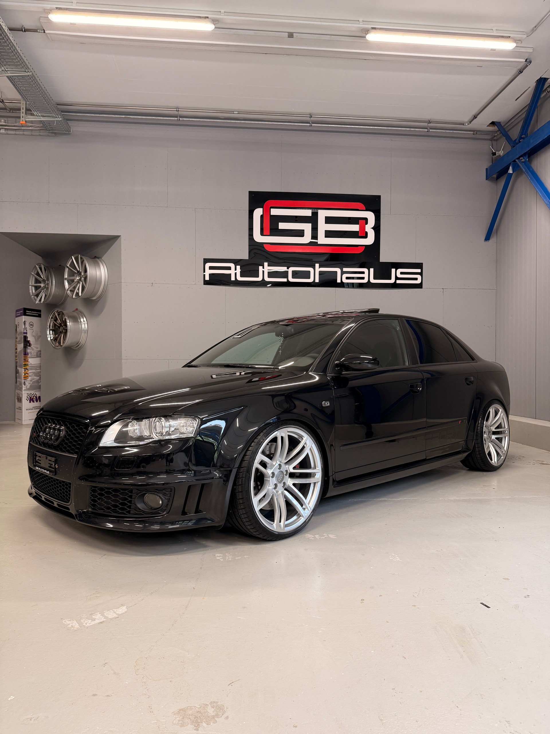 AUDI RS4 Limousine 4.2 V8 quattro-image-0
