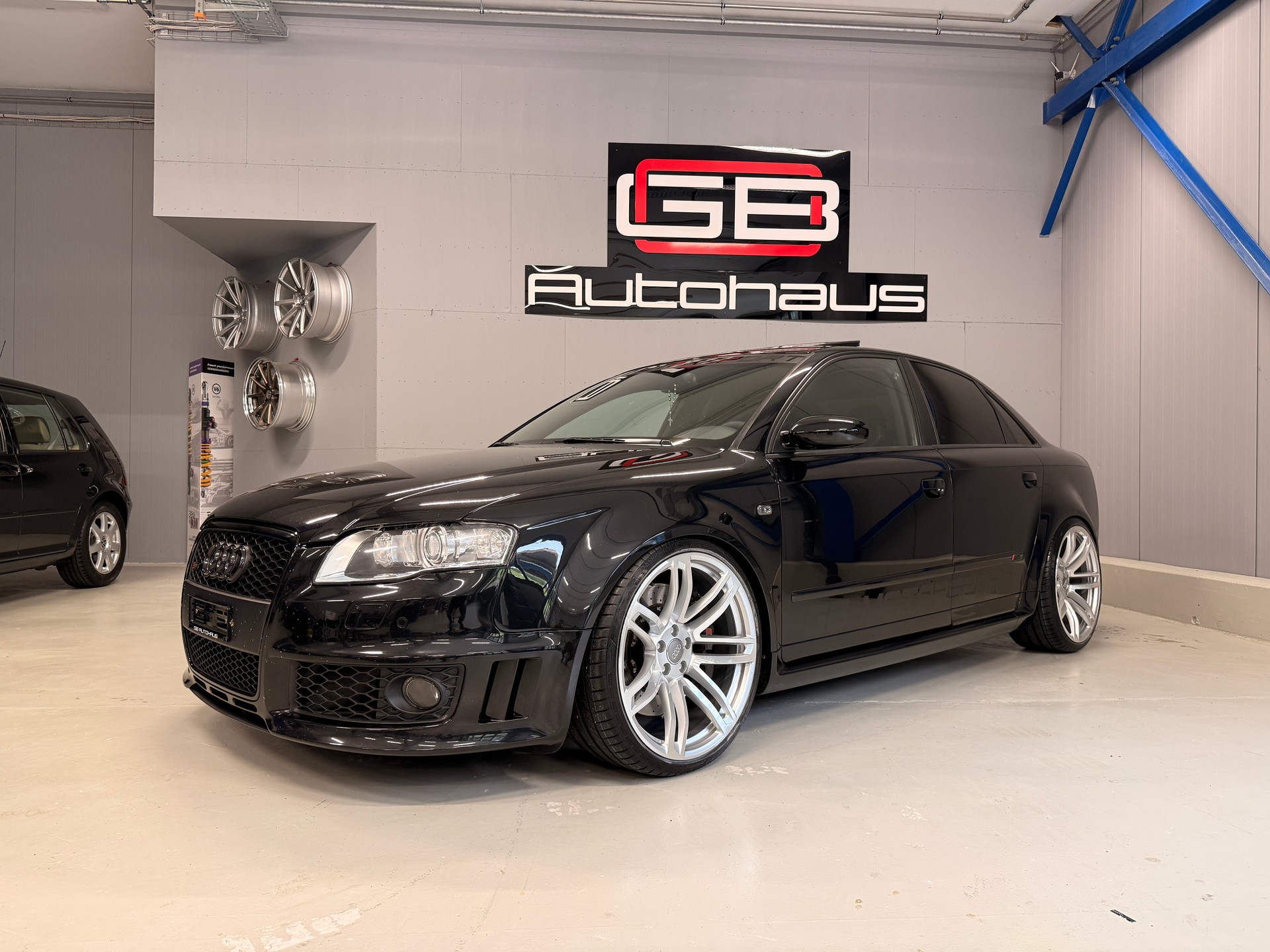 AUDI RS4 Limousine 4.2 V8 quattro-image-2