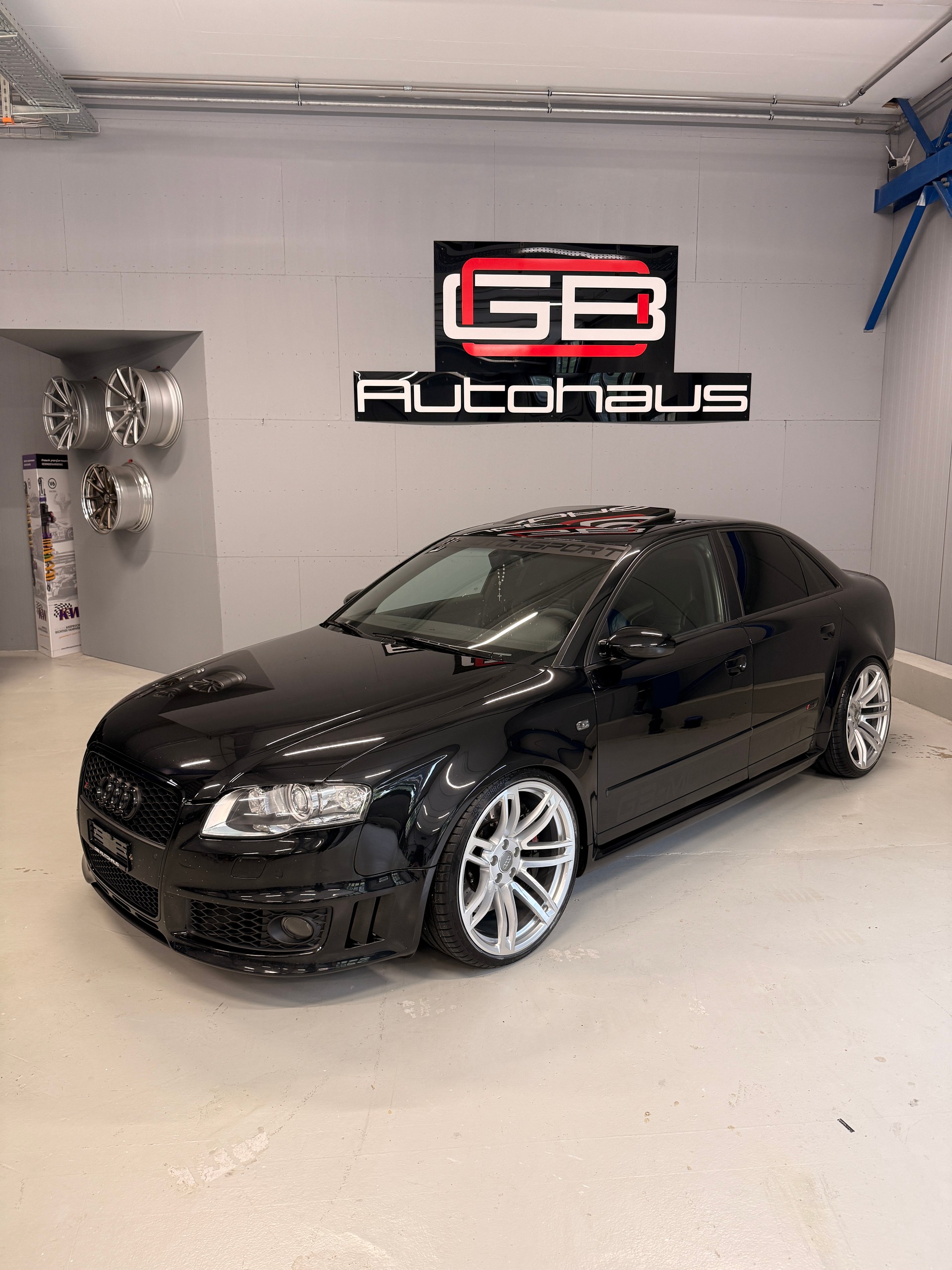 AUDI RS4 Limousine 4.2 V8 quattro-image-1
