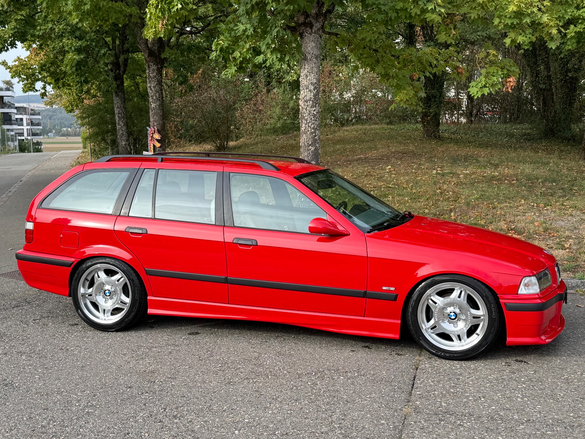 BMW 323i Touring-image-2