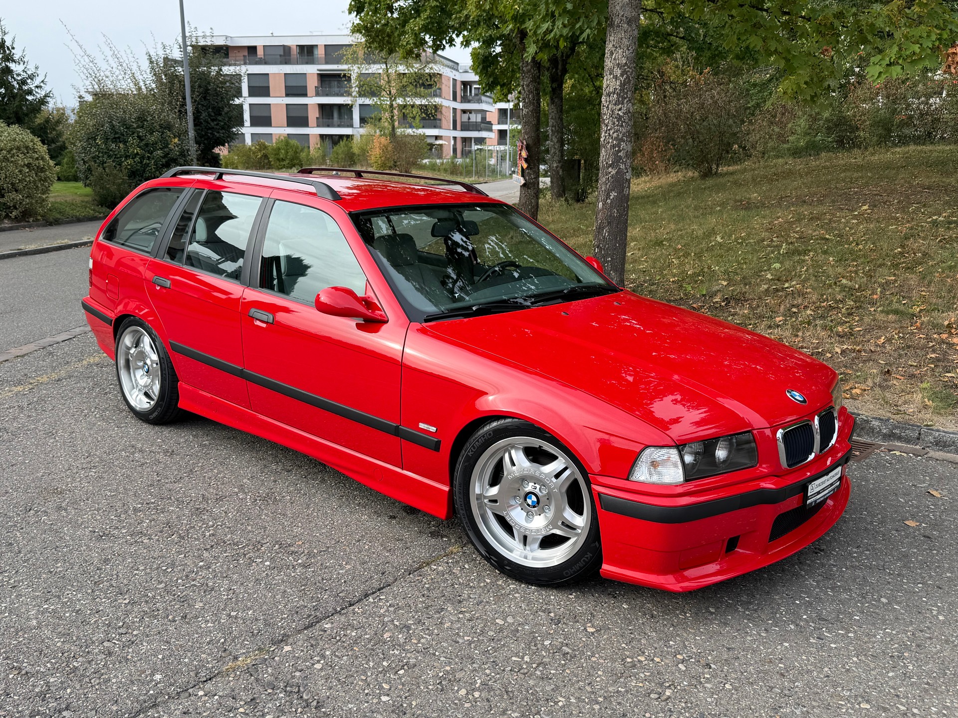 BMW 323i Touring-image-0