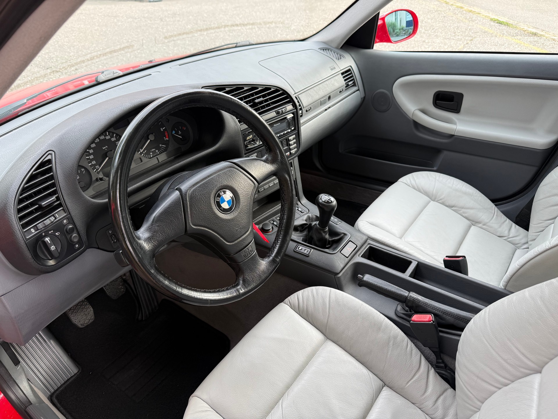 BMW 323i Touring-image-11
