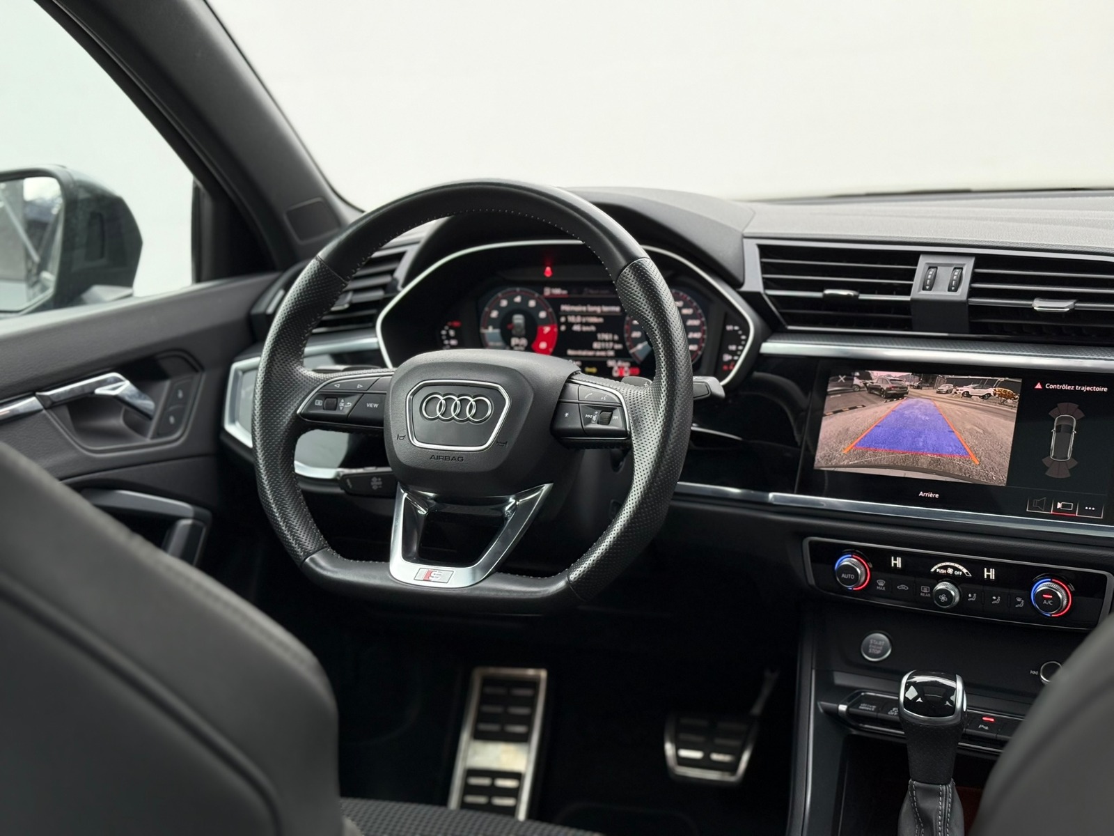 AUDI Q3 40 TFSI S line quattro S-tronic-image-11