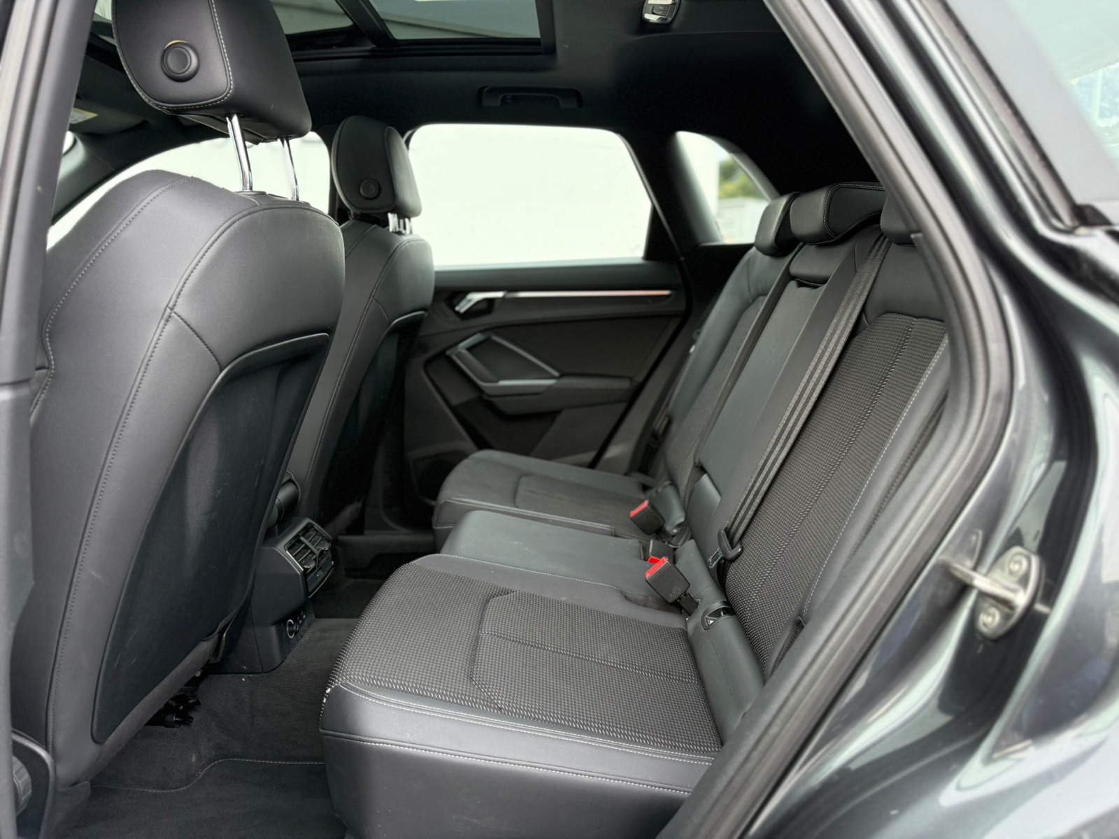 AUDI Q3 40 TFSI S line quattro S-tronic-image-8