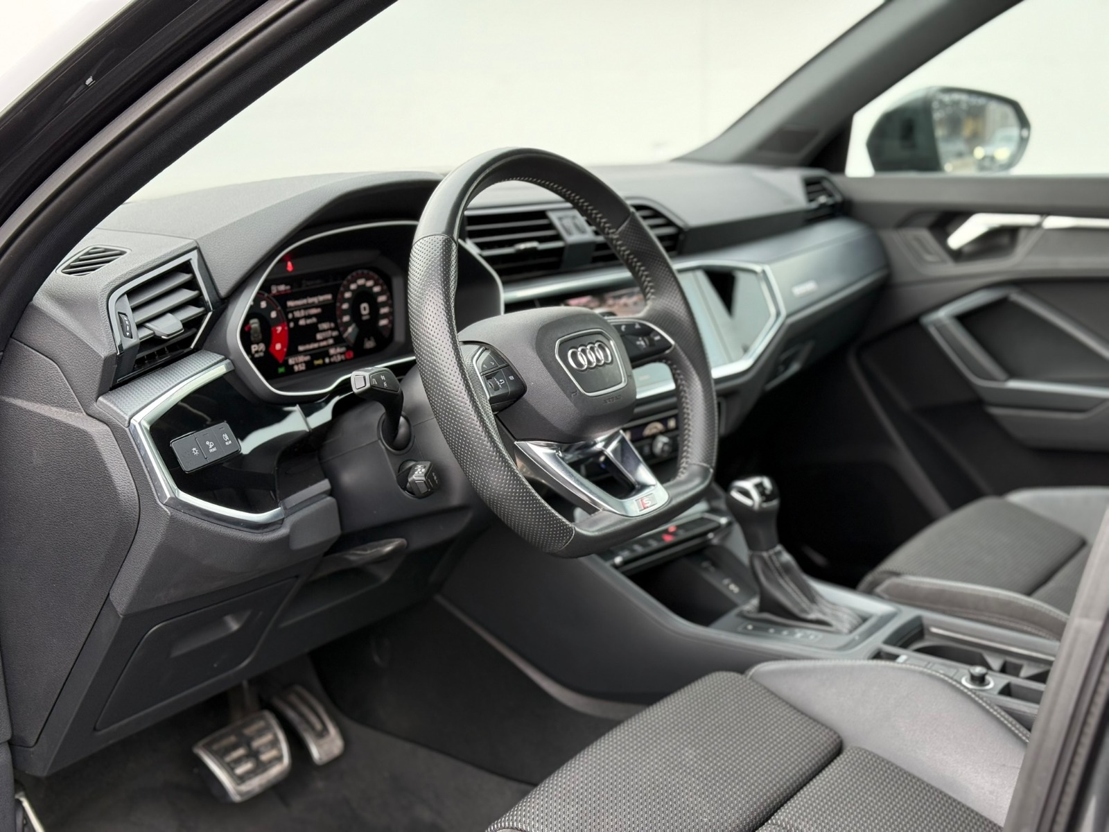 AUDI Q3 40 TFSI S line quattro S-tronic-image-6