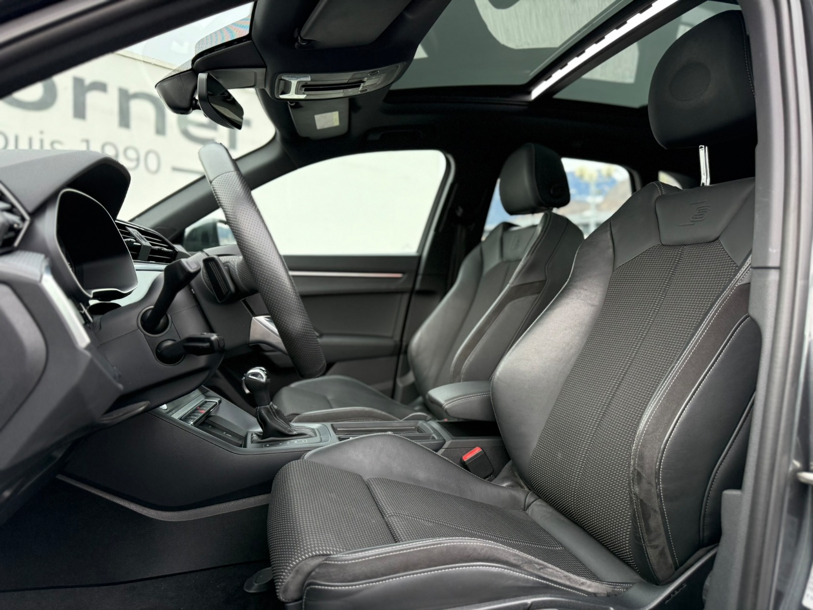 AUDI Q3 40 TFSI S line quattro S-tronic-image-7