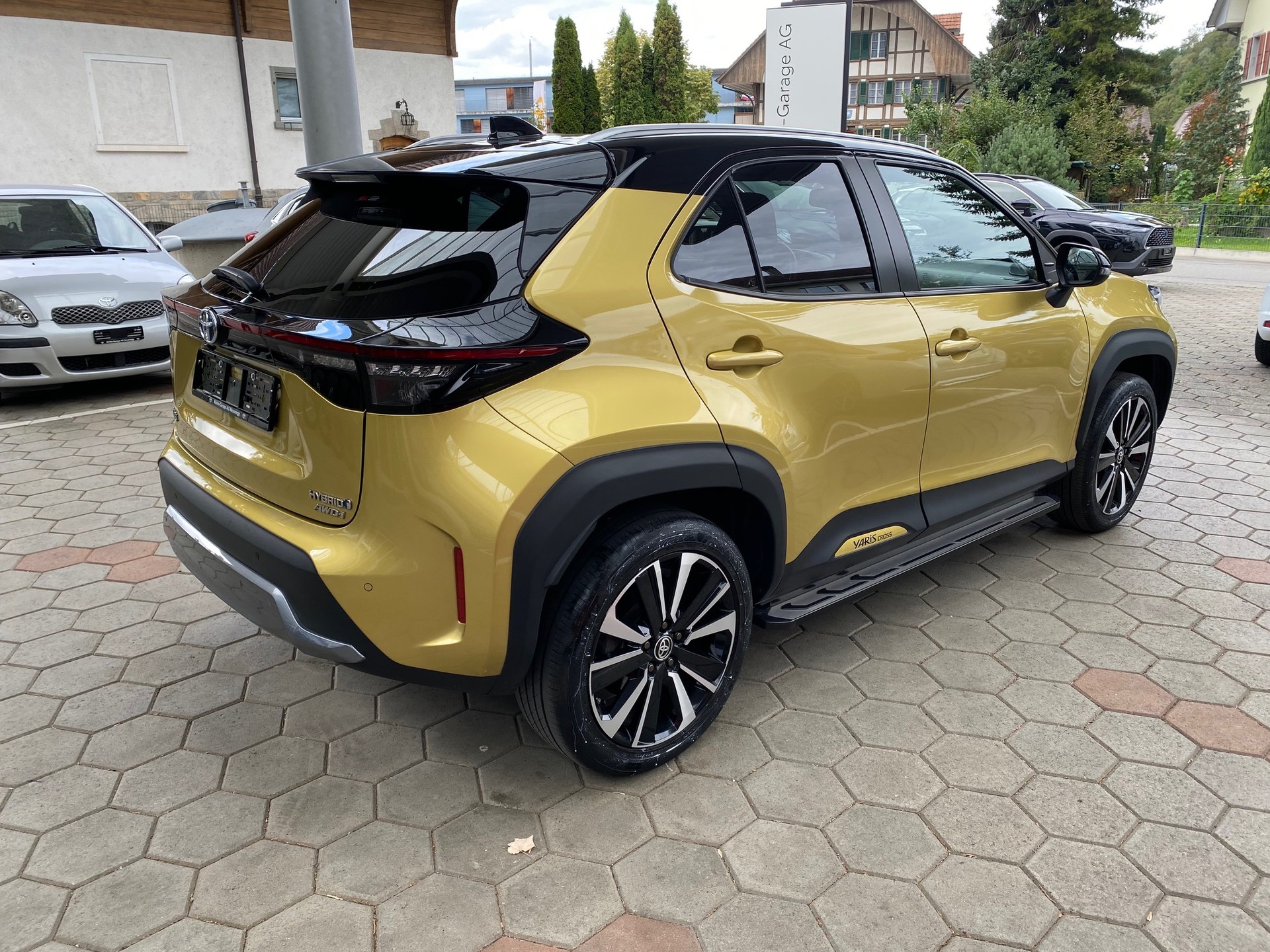 TOYOTA Yaris Cross 1.5 Premiere Edition e-CVT AWDi-showroom-element-1