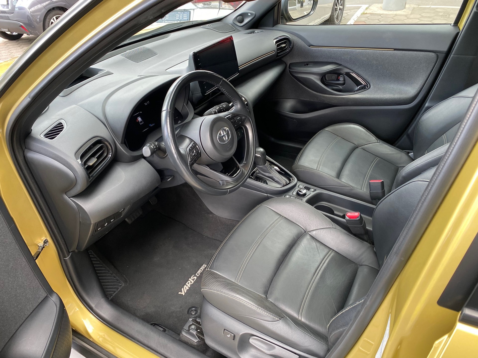 TOYOTA Yaris Cross 1.5 Premiere Edition e-CVT AWDi-showroom-element-2