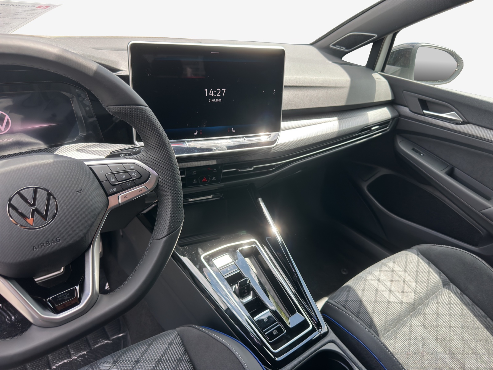 VW Golf Variant 1.5 eTSI mHEV R-Line-image-10