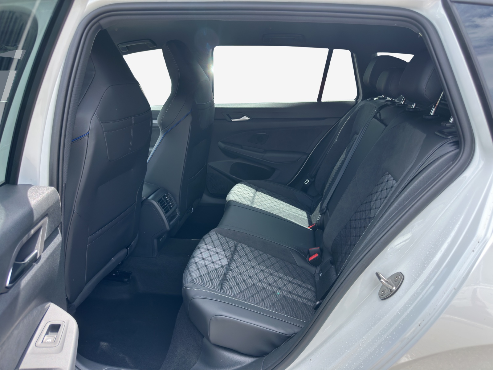 VW Golf Variant 1.5 eTSI mHEV R-Line-image-11