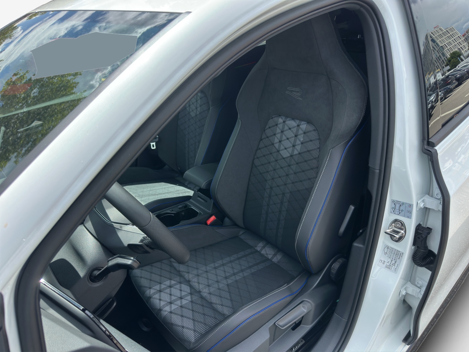 VW Golf Variant 1.5 eTSI mHEV R-Line-image-14