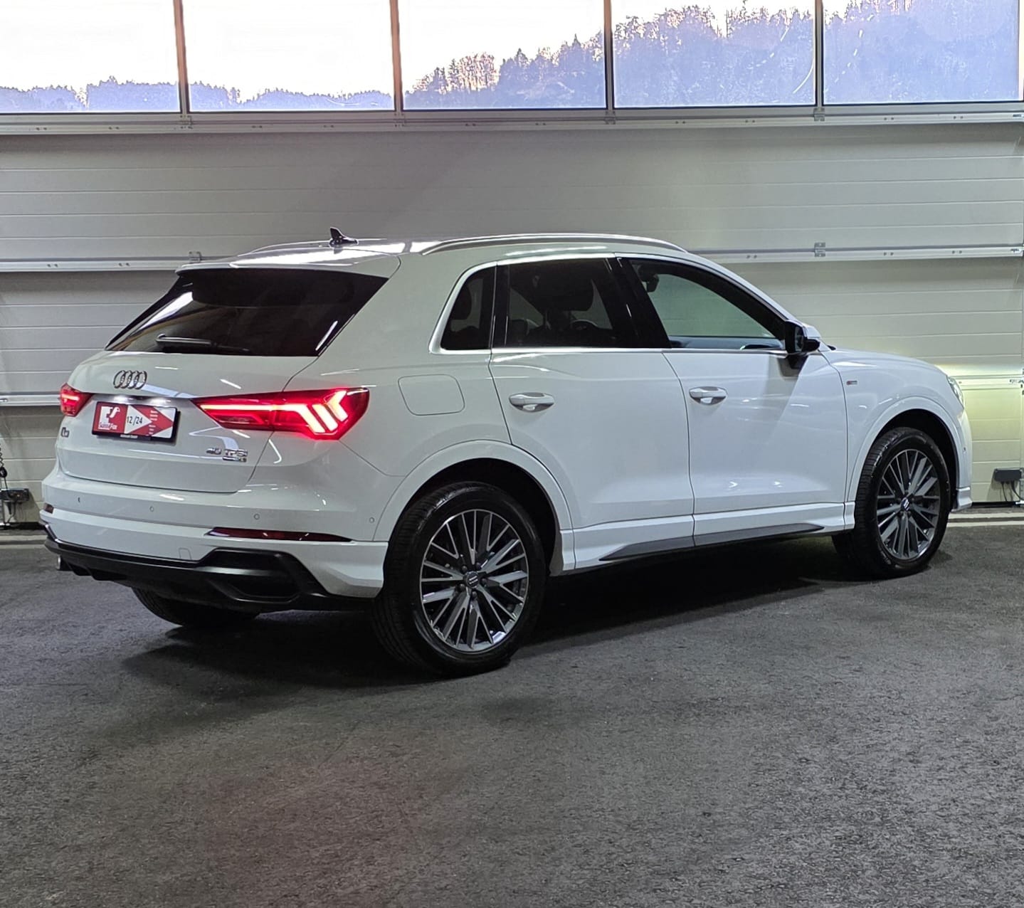 AUDI Q3 40 TFSI S-line quattro S-tronic-image-4