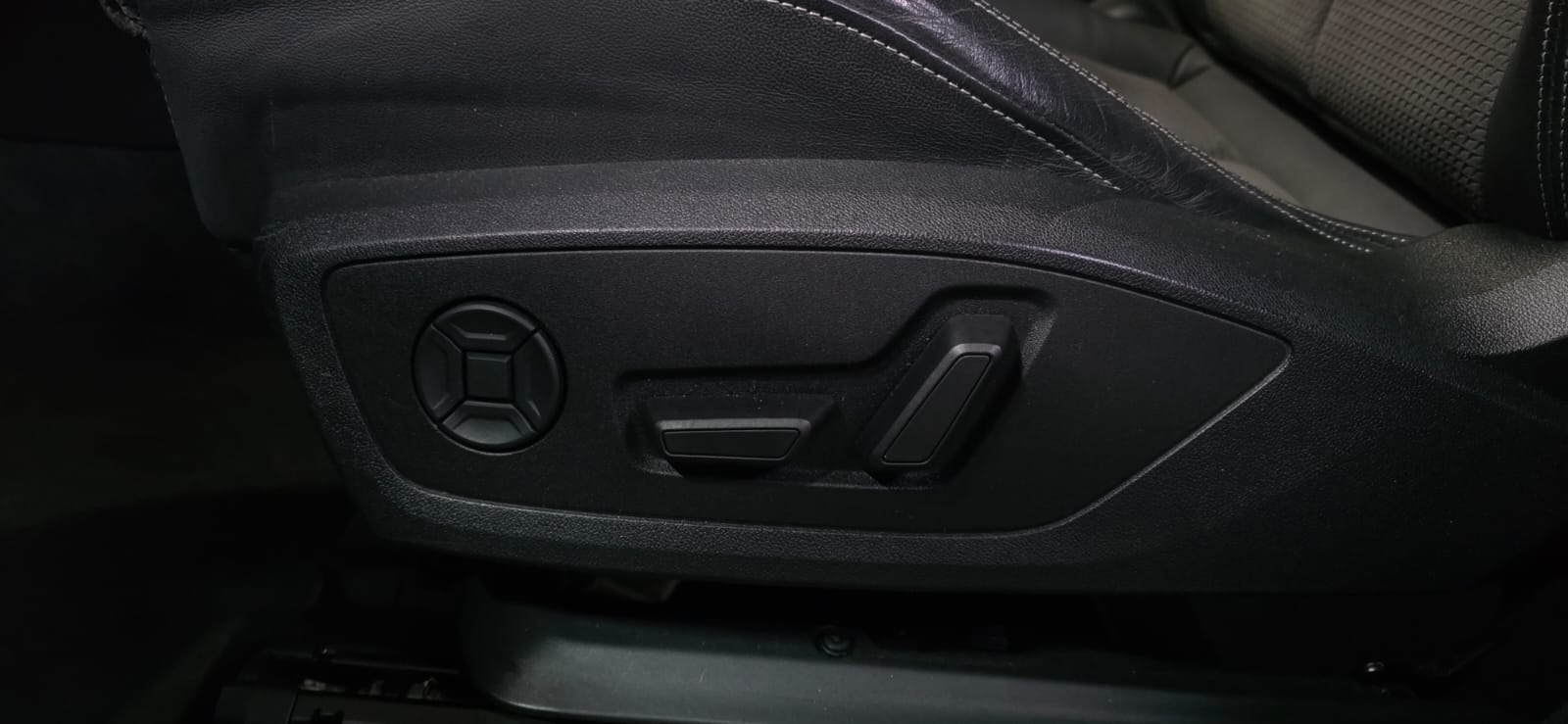 AUDI Q3 40 TFSI S-line quattro S-tronic-image-17
