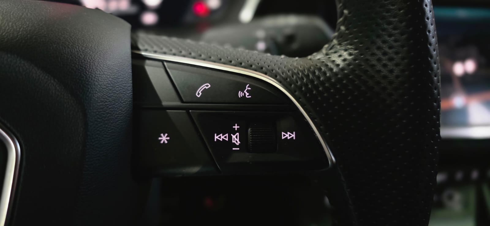 AUDI Q3 40 TFSI S-line quattro S-tronic-image-12