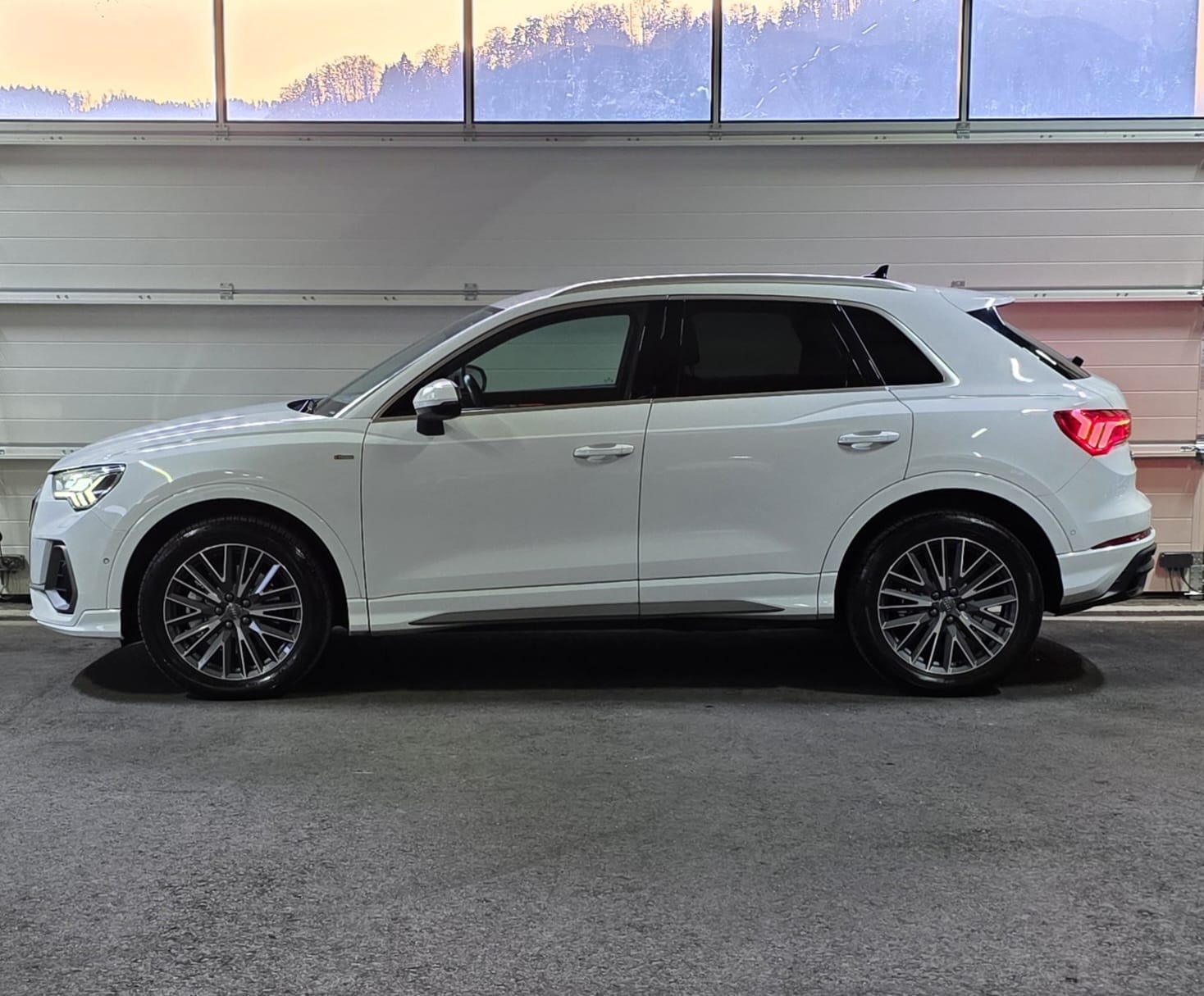 AUDI Q3 40 TFSI S-line quattro S-tronic-image-1