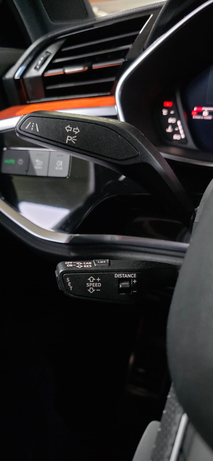 AUDI Q3 40 TFSI S-line quattro S-tronic-image-15