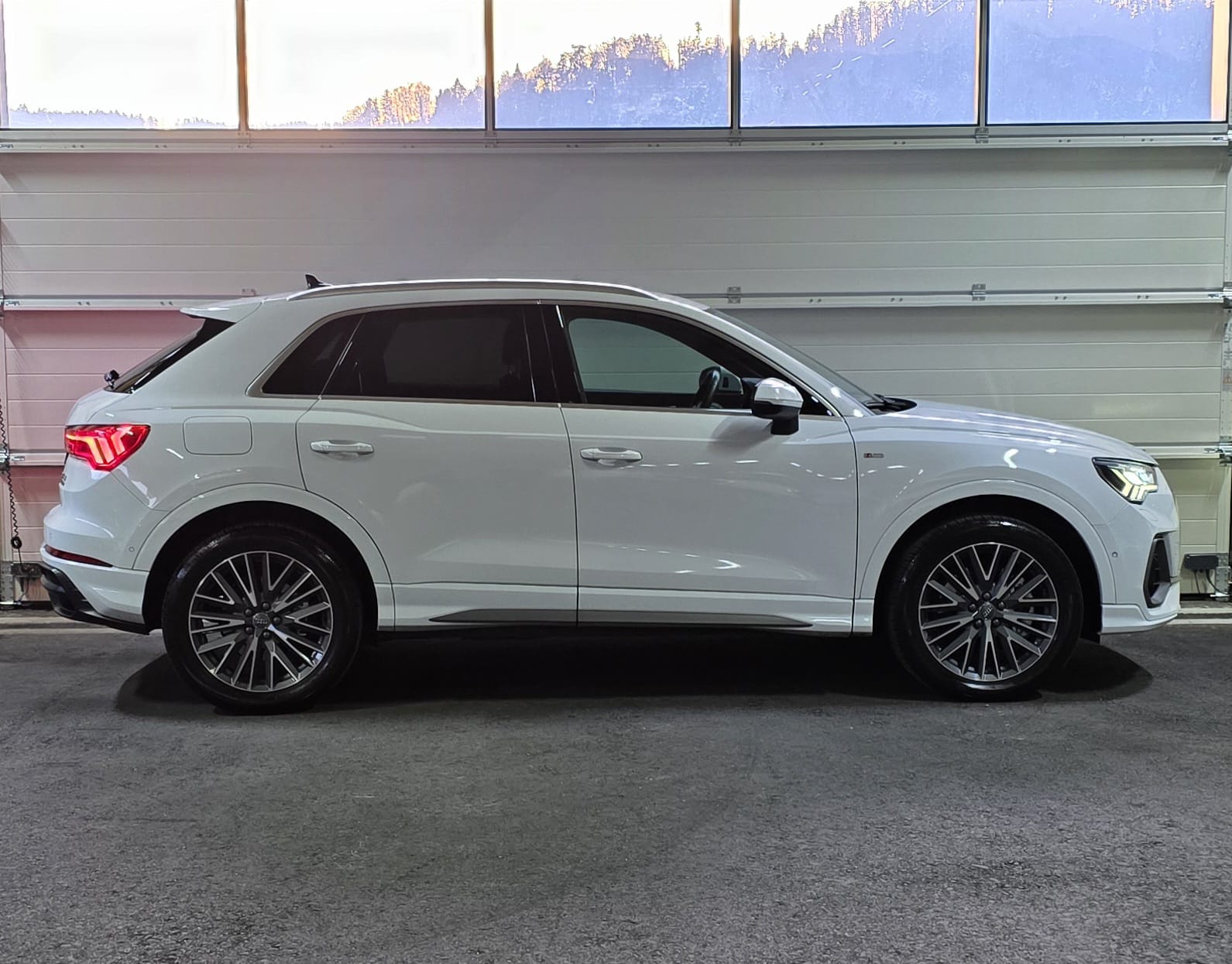 AUDI Q3 40 TFSI S-line quattro S-tronic-image-5