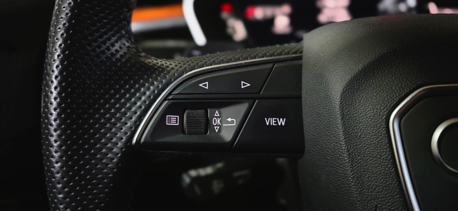 AUDI Q3 40 TFSI S-line quattro S-tronic-image-14