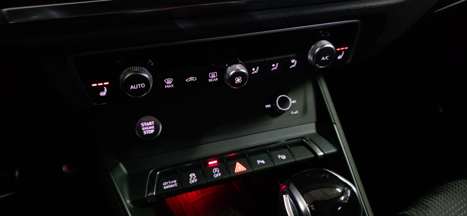 AUDI Q3 40 TFSI S-line quattro S-tronic-image-18