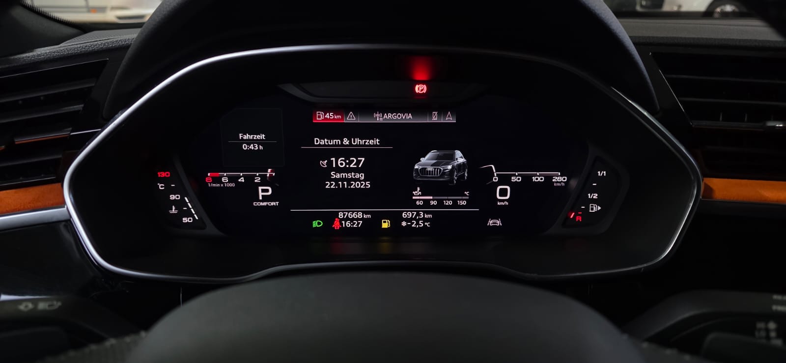 AUDI Q3 40 TFSI S-line quattro S-tronic-image-13