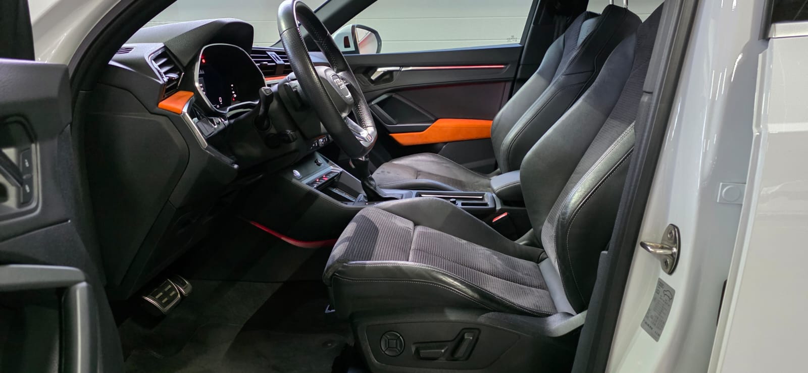AUDI Q3 40 TFSI S-line quattro S-tronic-image-8