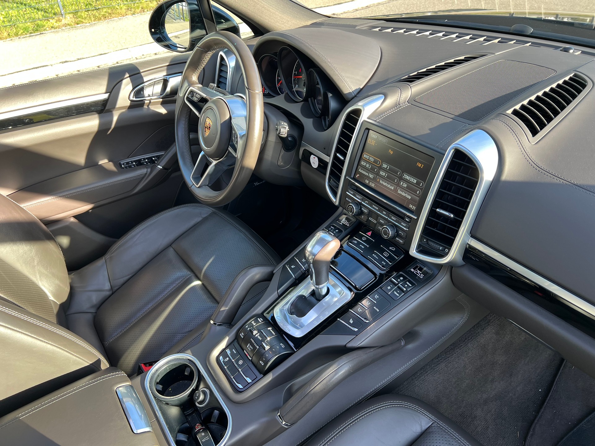 PORSCHE Cayenne Diesel 3.0 V6 TDI * Luftfederung *-image-18