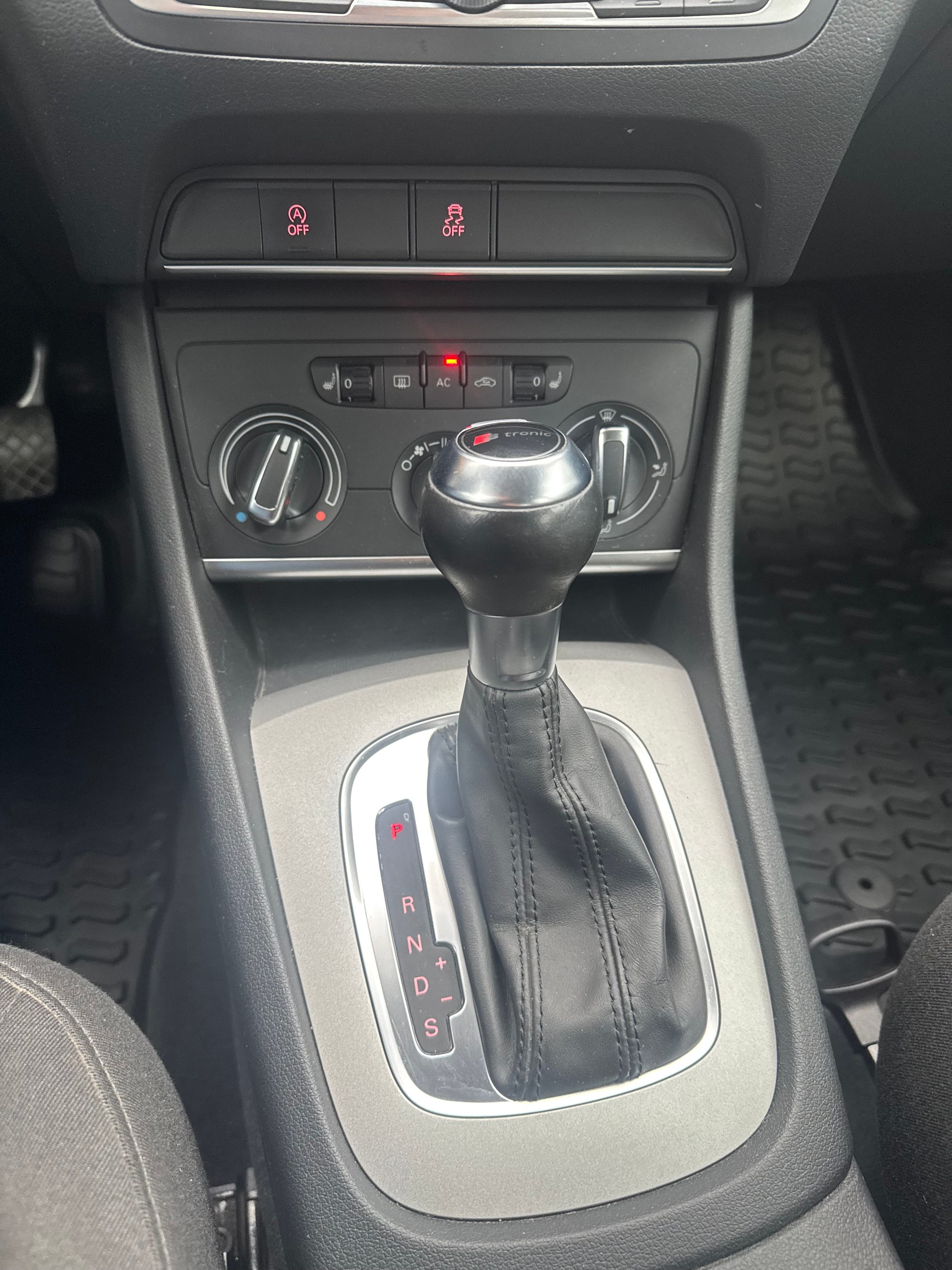 AUDI Q3 2.0 TFSI quattro S-tronic-image-10