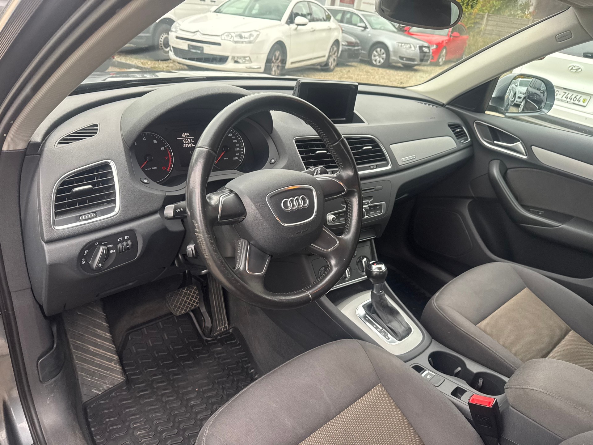 AUDI Q3 2.0 TFSI quattro S-tronic-image-4