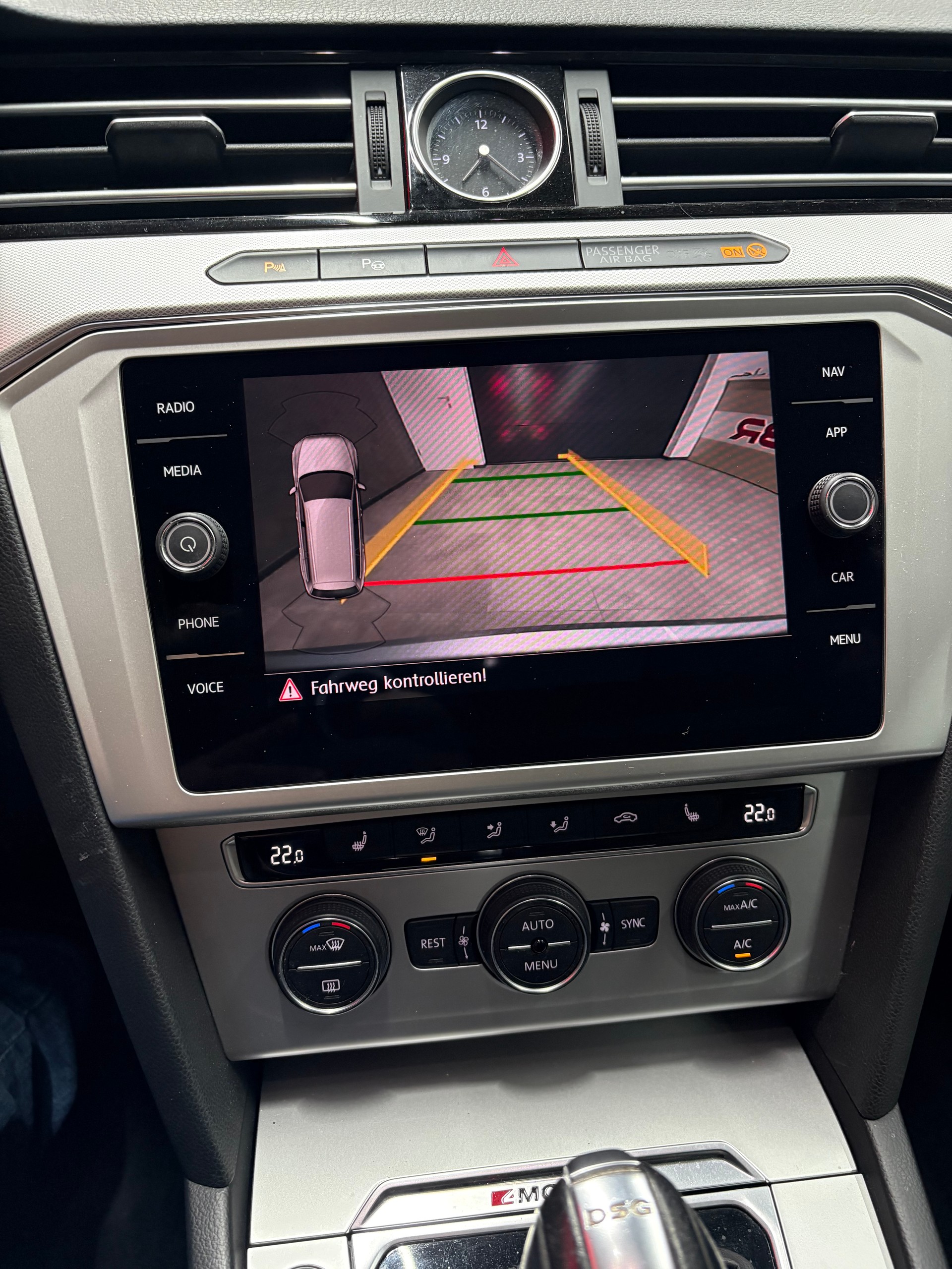 VW Passat Variant 2.0 TDI BMT DSG 4Motion-image-12