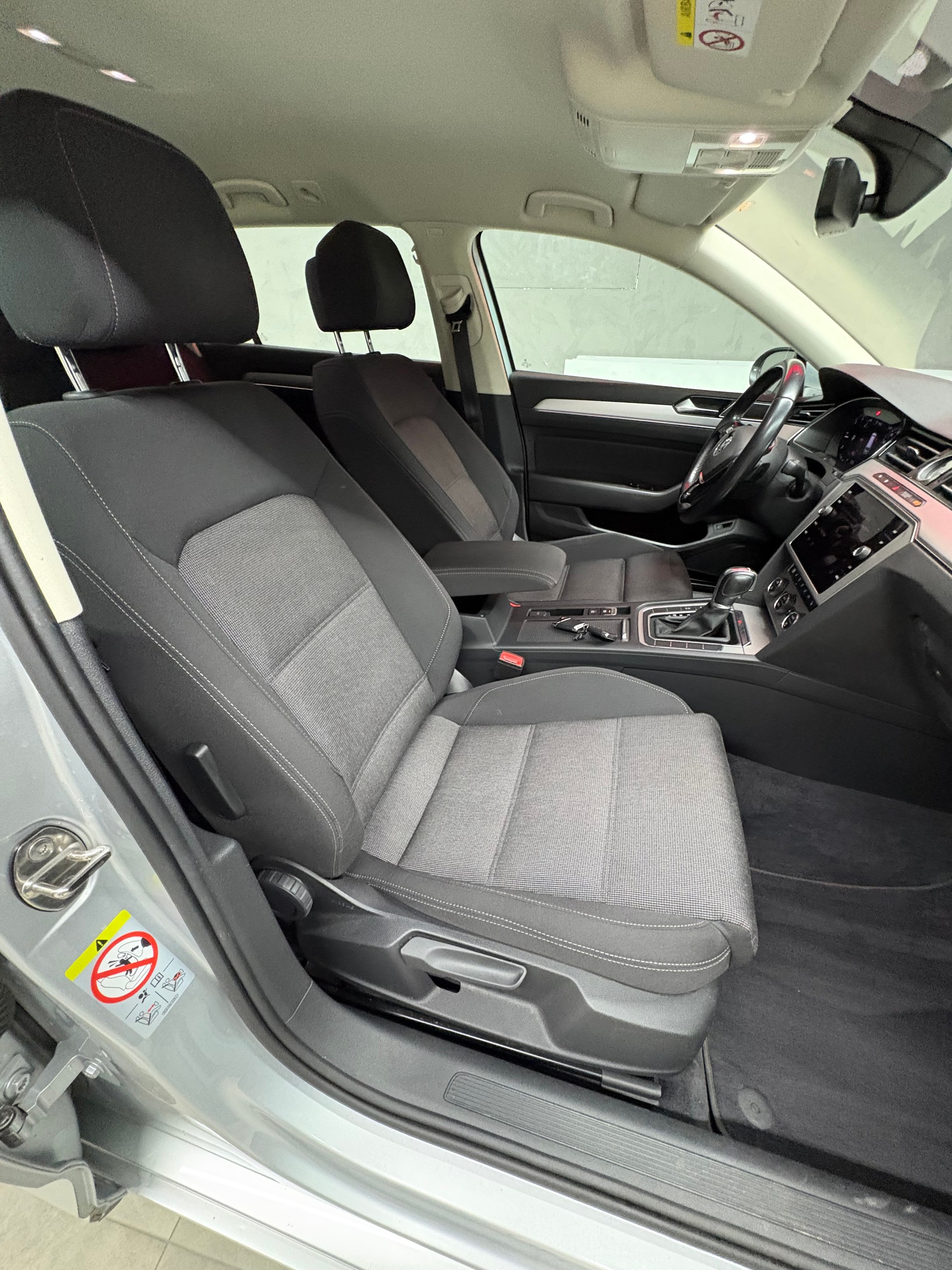 VW Passat Variant 2.0 TDI BMT DSG 4Motion-image-7