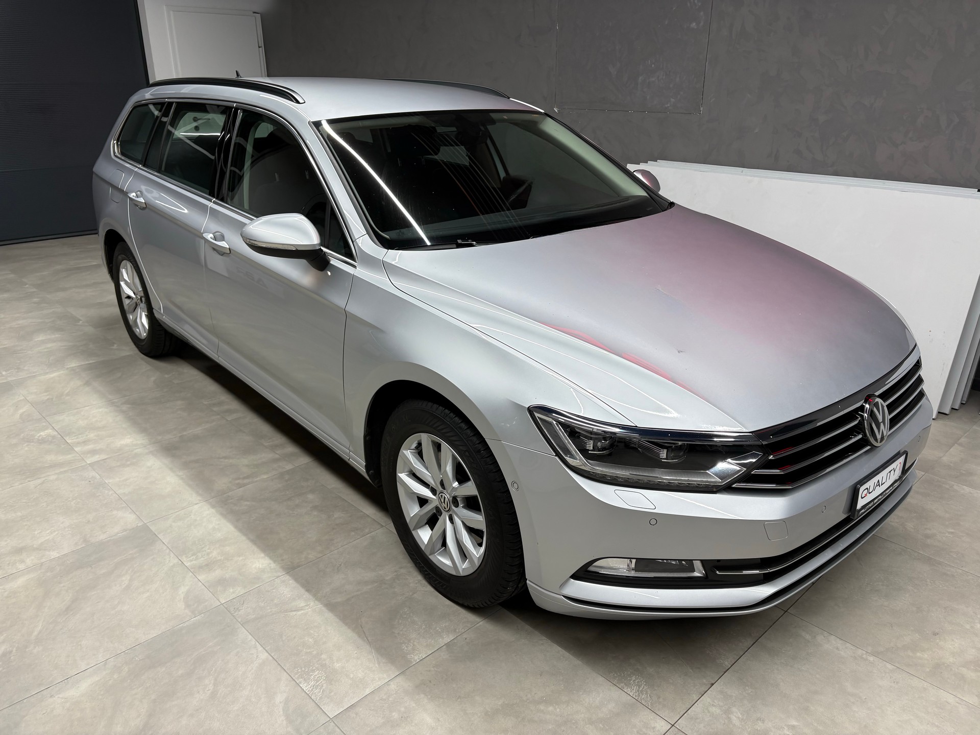 VW Passat Variant 2.0 TDI BMT DSG 4Motion-image-2